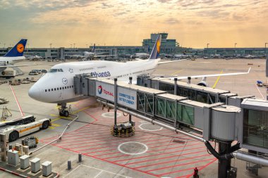 Frankfurt / Almanya - 26 Eylül 2017: Frankfurt Havalimanı (Flughafen Frankfurt am Main), dünyanın en işlek havaalanlarından biri ve Avrupa 'nın en büyük havayolu şirketi Lufthansa' nın ana merkezi.