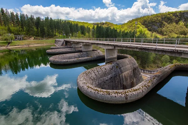 Sırbistan 'ın güneybatısındaki Zlatibor dağının yamaçlarındaki Özel Doğa Rezervi Uvac' ın bir parçası olan Radoinja Gölü 'ndeki baraj.