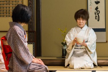 Sakai, Osaka / Japonya - 16 Şubat 2018: Japon çay seremonisi ustaları seremoni hazırlığı ve toz yeşil çay eşleşmesi sırasında