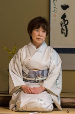 Sakai, Osaka / Japonya - 16 Şubat 2018: Japon çay seremonisi başkanı seremoni hazırlığı ve toz yeşil çay eşleşmesi sırasında