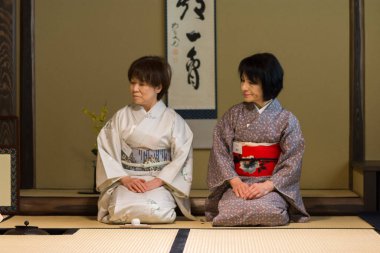 Sakai, Osaka / Japonya - 16 Şubat 2018: Japon çay seremonisi ustaları seremoni hazırlığı ve toz yeşil çay eşleşmesi sırasında
