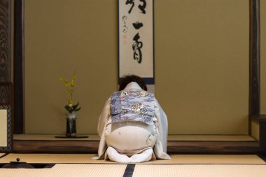 Sakai, Osaka / Japonya - 16 Şubat 2018: Japon çay seremonisi başkanı seremoni hazırlığı ve toz yeşil çay eşleşmesi sırasında