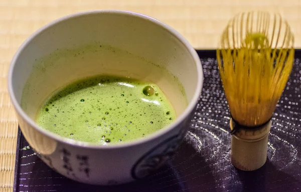 Japon tozu yeşil çay eşleşmesinin seremoni hazırlığı ve sunumu, Japon kültürünün önemli bir parçası.