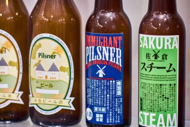 Kyoto / Japonya - 24 Mart 2018: Kyoto, Japonya 'daki Bira Müzesi' nde çeşitli Japon biraları sergileniyor