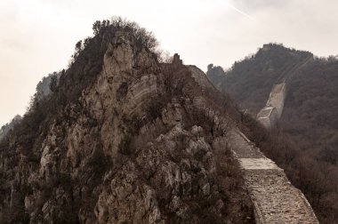 Jiankou, Pekin 'in kuzeyindeki Huairou Bölgesi' ndeki Çin Seddi 'nin yenilenmemiş bölümü, dik dağlarıyla ünlüdür.