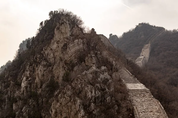 Jiankou, Pekin 'in kuzeyindeki Huairou Bölgesi' ndeki Çin Seddi 'nin yenilenmemiş bölümü, dik dağlarıyla ünlüdür.