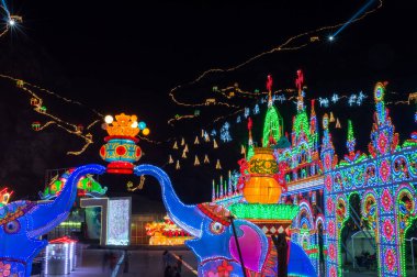 Pekin / Çin - 12 Şubat 2015: Yanqing Longqing Buz ve Kar Festivali 'nde geleneksel olarak her kış Kuzeybatı Pekin' in Yanqing Bölgesi 'nde buzdan heykeller yapılmıştır.