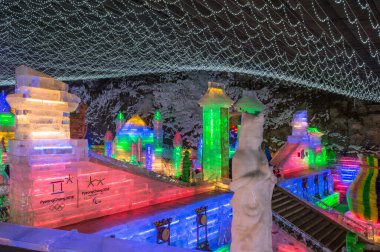 Pekin / Çin - 12 Şubat 2015: Yanqing Longqing Buz ve Kar Festivali 'nde geleneksel olarak her kış Kuzeybatı Pekin' in Yanqing Bölgesi 'nde buzdan heykeller yapılmıştır.