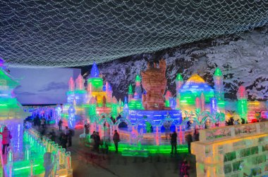 Pekin / Çin - 12 Şubat 2015: Yanqing Longqing Buz ve Kar Festivali 'nde geleneksel olarak her kış Kuzeybatı Pekin' in Yanqing Bölgesi 'nde buzdan heykeller yapılmıştır.