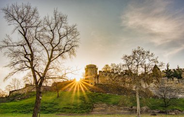 Sırbistan 'ın başkenti Belgrad' daki Kalemegdan parkında güneş doğarken tarihi Belgrad Kalesi