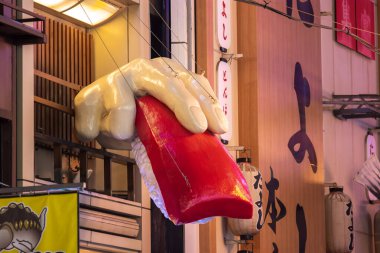 Osaka / Japonya - 28 Mart 2018: Tayoshi Dotonbori mağazası, Dotonbori, Japonya 'nın Namba bölgesinde ünlü suşi ve sashimi dükkanı