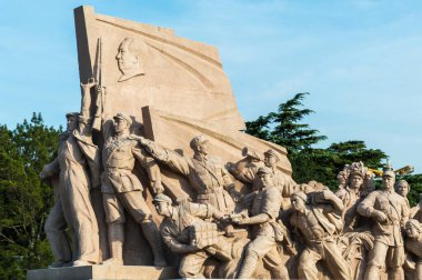Pekin / Çin - 27 Eylül 2014: Çin 'in Pekin kentindeki Tiananmen Meydanı' ndaki Mao Zedong Anıtının önündeki anıt