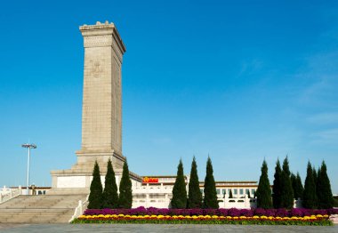 Pekin / Çin - 27 Eylül 2014: Pekin 'deki Tiananmen Meydanı' ndaki Halk Kahramanları Anıtı, Çin Savaşı gazilerine adanmıştır.