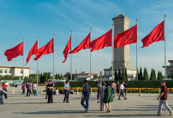 Pekin / Çin - 27 Eylül 2014: Çin Halk Cumhuriyeti 'nin kuruluşunun 65. yıldönümü öncesinde Tianananmen meydanında kırmızı bayraklar rüzgarda açıldı).