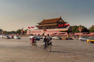 Pekin / Çin - 27 Eylül 2014: Tiananmen veya Cennetin Kapısı, Pekin 'in merkezinde anıtsal bir kapı, yaygın olarak Çin' in ulusal bir sembolü olarak kullanılır.