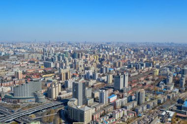 Pekin / Çin - 1 Mart 2014: Pekin şehir merkezinin havadan görünüşü, Pekin Merkez Radyo ve TV Kulesi 'nden görüş