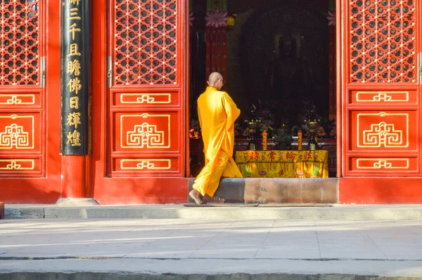 Pekín China Febrero 2014 Monje Budista Realiza Ritual Templo Fayuan — Foto de Stock