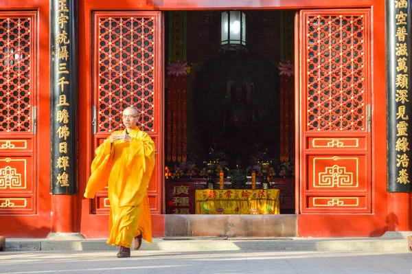 Pekín China Febrero 2014 Monje Budista Realiza Ritual Templo Fayuan — Foto de Stock