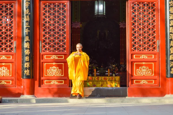 Pekin Chiny Lutego 2014 Buddyjski Mnich Wykonujący Rytuał Świątyni Fayuan — Zdjęcie stockowe