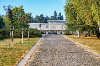 Belgrad / Sırbistan - 26 Eylül 2020: Josip Broz Tito 'nun mezarının Çiçekler Evi' nde yer aldığı Yugoslavya Müzesi. Sırbistan 'ın en çok ziyaret edilen müzesi