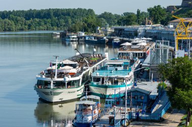 Belgrad / Sırbistan - 30 Haziran 2019: Sırbistan 'ın başkenti Belgrad' daki Sava nehri üzerindeki Belgrad limanına yolcu gemileri ve nehir botları yanaştı