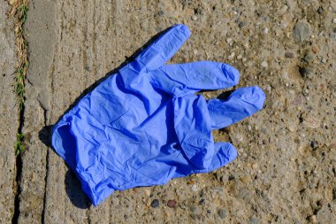 COVID-19 Coronavirus salgınına karşı koruyucu eldiven atılmış.