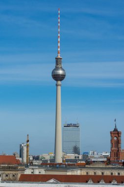 Berlin / Almanya - 3 Mart 2017: Berliner Fernsehturm, Berlin TV kulesi, Berlin 'in ikonik sembolü