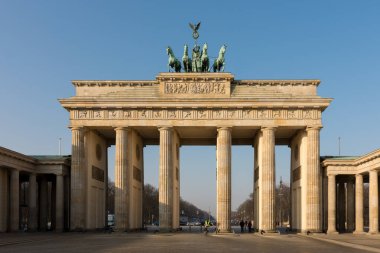 Berlin / Almanya - 16 Şubat 2017: Iconic Brandenburg kapısı, Berlin ve Almanya 'nın sembolü