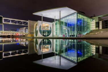 Berlin / Almanya - 16 Şubat 2017: Marie-Elisabeth-Luders Evi, Berlin 'in yeni hükümet binasındaki meclis kompleksi, Spree Nehri' ni yansıtıyor