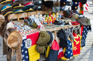 Berlin / Almanya - 15 Şubat 2017: Doğu Almanya 'dan hatıralar ve sosyalist hatıralarla dolu sokak tezgahı (DDR)