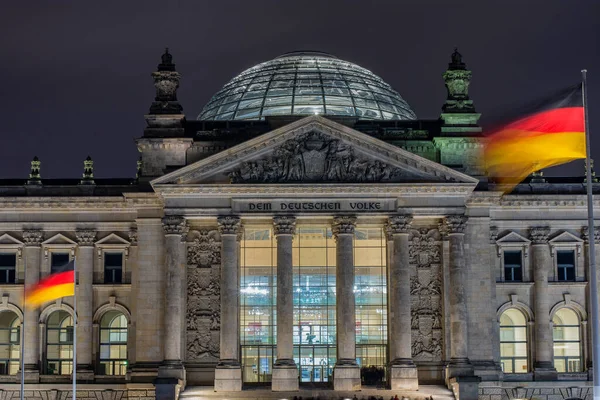 2017年2月28日 德国国会大厦 Deutscher Bundestag 在晚上 德国人民的奉献 Dem Deutschen Volke 对德国人民来说 — 图库照片