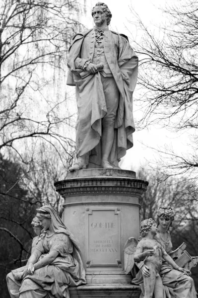 ベルリン ドイツ 2017年2月18日 ドイツの作家ヨハン ヴォルフガング フォン ゲーテの記念碑フリッツ シュペーパーの記念碑 — ストック写真
