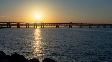 Osaka Kansai Uluslararası Havalimanı 'nı bağlayan Gökyüzü Kapısı Köprüsü (Access Bridge) Japon anakarası Osaka ile birlikte yapay bir adada yer almaktadır.