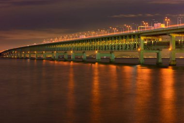 Osaka Kansai Uluslararası Havalimanı 'nı bağlayan Gökyüzü Kapısı Köprüsü (Access Bridge) Japon anakarası Osaka ile birlikte yapay bir adada yer almaktadır.