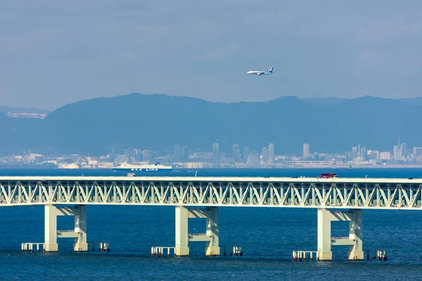 Osaka Japon Novembre 2017 Avion Ana Survole Sky Gate Bridge — Photo