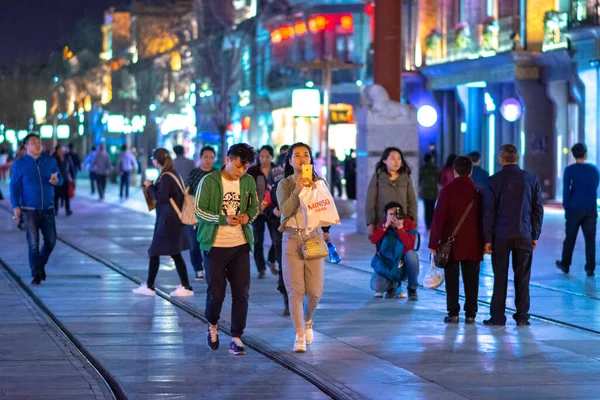 Beijing China April 2016 People Stroll Historic Qianmen Street South — Stock Photo, Image