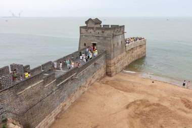 Qinhuangdao / Çin - 23 Temmuz 2016: Çin Seddi ile Bohai Denizi 'nin birleştiği Laolongtou Büyük Duvarı (Eski Ejderha Kafası)