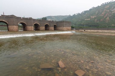 Şangay Geçidi (Shanhaiguan) Çin Seddi 'nin ana geçitlerinden biri, Qinhuangdao, Hebei, Çin' deki Şanhaiguan Bölgesi 'nde yer almaktadır.