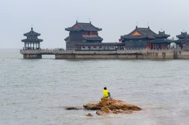 Qinhuangdao / Çin - 23 Temmuz 2016: Laolongtou Çin Seddi (Old Dragon 's Head) manzaralı alan, Çin Seddi ile Bohai Denizi' nin birleştiği yer.