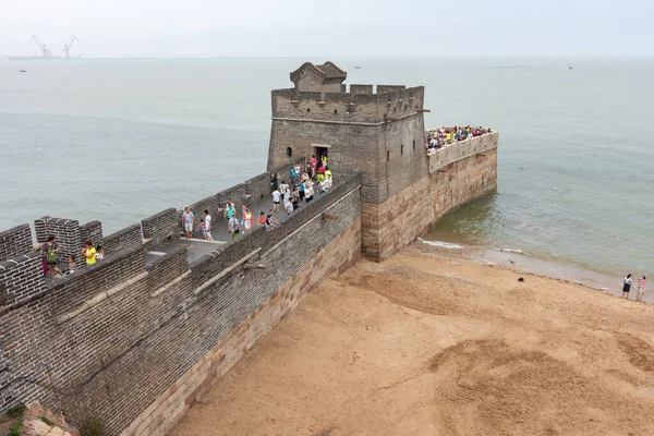 Qinhuangdao / Çin - 23 Temmuz 2016: Çin Seddi ile Bohai Denizi 'nin birleştiği Laolongtou Büyük Duvarı (Eski Ejderha Kafası)