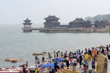 Qinhuangdao / Çin - 23 Temmuz 2016: Laolongtou Çin Seddi (Old Dragon 's Head) manzaralı alan, Çin Seddi ile Bohai Denizi' nin birleştiği yer.