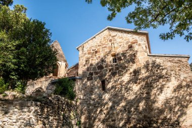 Shio-Mgvime Manastırı, 31 Ağustos 2025 'te Gürcistan' ın Mtskheta kenti yakınlarındaki Gürcistan Ortodoks Kilisesi 'nin ortaçağ manastırı.