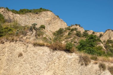 31 Ağustos 2025 'te Gürcistan' ın Mtskheta kenti yakınlarındaki Gürcistan Ortodoks Kilisesi 'nin ortaçağ manastırı olan Shio-Mgvime Manastırı' nda rahipler tarafından oyulmuş mağaralar.