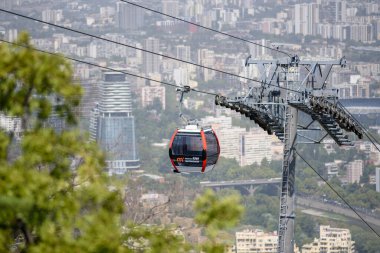 Mtatsminda Parkı 'nı Rustaveli Bulvarı' na bağlayan teleferik kablosu ve arka planda Tiflis şehir manzarası, 2 Eylül 2025 'te Gürcistan' ın başkenti Tiflis 'te.