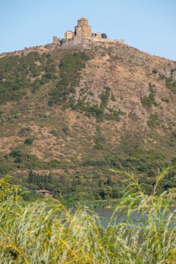 Jvari Manastırı, 6. yüzyıl Gürcistan Ortodoks Hıristiyan manastırı ve Doğu Gürcistan 'daki Mtskheta yakınlarındaki UNESCO Dünya Mirası sahası, Tiflis' in kuzeyi.