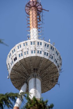 Gürcistan 'ın başkenti Tiflis' in üzerindeki Mtatsminda Parkı 'nda bulunan Tiflis TV yayın kulesinin yapısı