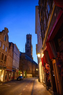 Belçika 'nın Bruges şehrinin tarihi merkezinde 17 Temmuz 2025' te ortaçağ çan kulesinin gece manzarası