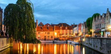17 Temmuz 2025 tarihinde Belçika 'nın West Flanders kentindeki Tarihi Ortaçağ ve UNESCO Dünya Kültür Mirası sahasının gece manzarası