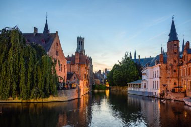 17 Temmuz 2025 tarihinde Belçika 'nın West Flanders kentindeki Tarihi Ortaçağ ve UNESCO Dünya Kültür Mirası sahasının gece manzarası