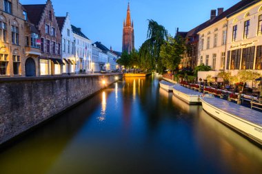 17 Temmuz 2025 tarihinde Belçika 'nın West Flanders kentindeki Tarihi Ortaçağ ve UNESCO Dünya Kültür Mirası sahasının gece manzarası